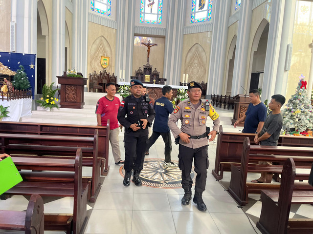 Sterilisasi Gereja Katedral Kristus Raja Sintang jelang malam Natal dan perayaan Hari Natal oleh Polres Sintang. Foto: Yus/Hi!Pontianak