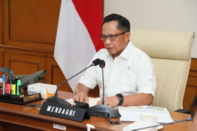 Mendagri Tito Karnavian pada Rapat Evaluasi Realisasi APBD Tahun 2025 bersama seluruh kepala daerah secara virtual dari Kantor Kemendagri, Jakarta, Rabu (24/12/2025). Foto: Kemendagri RI
