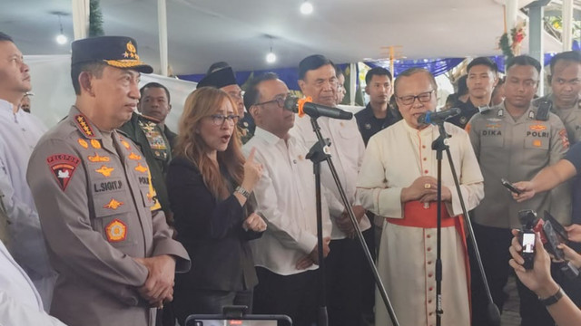 Kapolri Jenderal Listyo Sigit Prabowo usai meninjau perayaan Natal di Gereja Katedral, Jakarta pada Rabu (24/12/2025). Foto: Luthfi Humam/kumparan