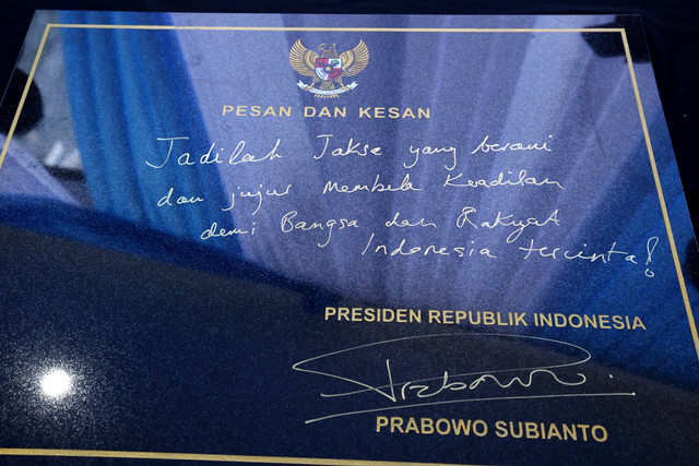 Prasasti yang ditandatangani Presiden Prabowo Subianto usai menyaksikan penyerahan Rp 6,6 triliun hasil penertiban kawasan hutan oleh Satgas PKH di Kejaksaan Agung, Jakarta, Rabu (24/12). Foto: Tim Media Prabowo Subianto
