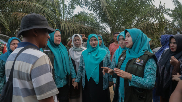 Ketua Bidang IV Kesehatan Keluarga dan Lingkungan TP PKK Pusat Safriati Safrizal saat menyerahkan bantuan bagi korban terdampak banjir di Aceh Timur, Selasa (23/12/2025). Foto: Kemendagri RI
