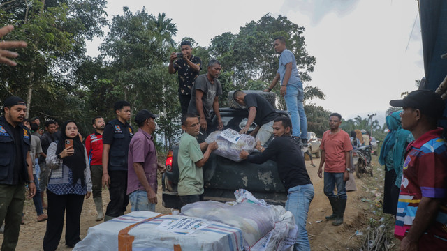 Penyerahan bantuan bagi korban terdampak banjir di Aceh Timur, Selasa (23/12/2025). Foto: Kemendagri RI
