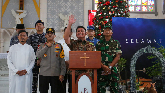 Gubernur Sumsel menyapa umat kristiani saat persiapan ibadah misa jelang perayaan natal di Sumsel, Rabu (24/12) Foto: abp/urban id