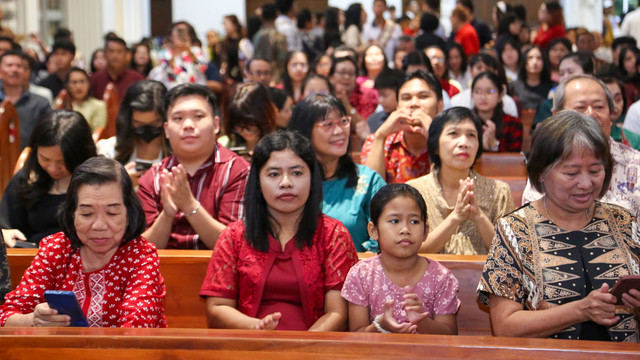 Sejumlah umat kristiani di gereja santa joseph yang hendak melakukan persiapan ibadah misa jelan perayaan natal di Sumatera Selatan, Rabu (24/12) Foto: abp/urban id