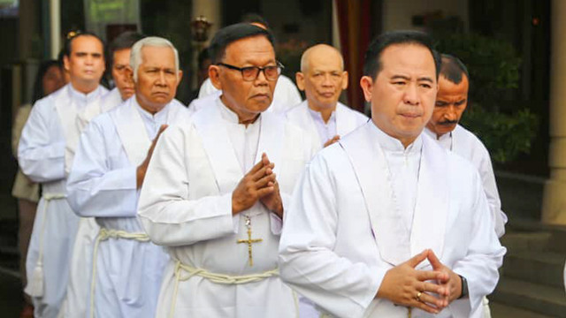 Sejumlah pengurus gereja yang berbaris demi persiapan ibadah misa jelang perayaan natal di Sumsel, Rabu (24/12) Foto: abp/urban id