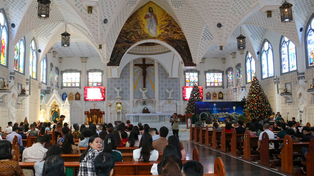 Suasana persuapan ibadah misa umat kristiani di Palembang, Sumatera Selatan jelang perayaan natal, Rabu (24/12) Foto: abp/urban id