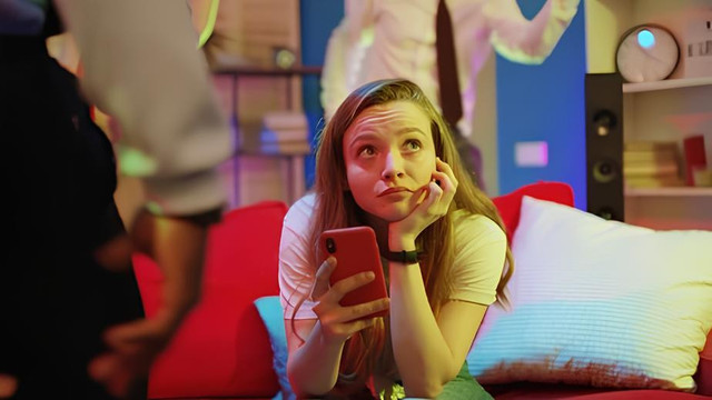 Foto dari : https://www.shutterstock.com/id/image-photo/beautiful-modern-girl-using-mobile-phone-1630984084