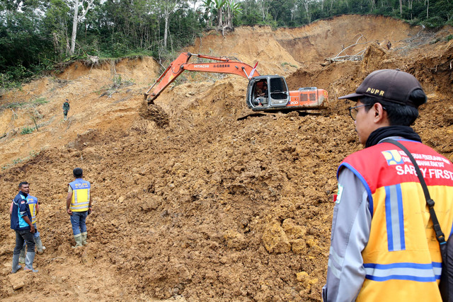 Pekerja mengoperasikan alat berat saat membersihkan timbunan longsor yang menutupi badan jalan lintas Geumpang-Pameu-Takengon di Desa Panton Tengah, Rusip Antara, Aceh Tengah, Aceh, Rabu (24/12/2025). Foto: ANTARA FOTO/Irwansyah Putra