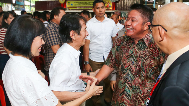 Gubernur Sumsel, Herman Deru menyapa umat kristiani jelang ibadah misa demi perayaan natal di Sumatera Selatan, Rabu (24/12) Foto: abp/urban id