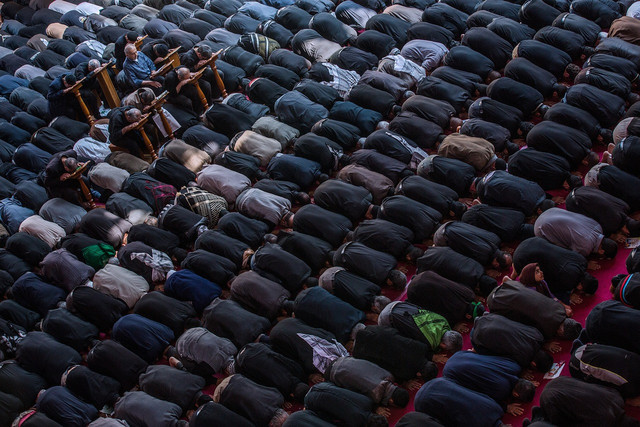 Umat muslim melaksanakan sholat berjamah. Foto: Pixabay