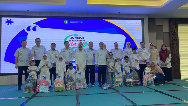 Pemberian santunan kepada anak yatim piatu oleh para ASN Kalbar pada Rabu, 24 Desember 2025. Foto: Alycia Tracy Nabila/Hi!Pontianak