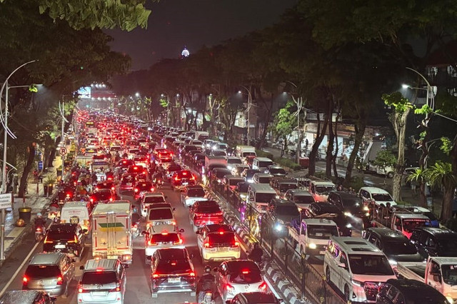 Kemacetan imbas demo buruh menggelar di Jalan Urip Sumoharjo, Surabaya, Rabu (24/12/2025). Foto: Farusma Okta Verdian/kumparan