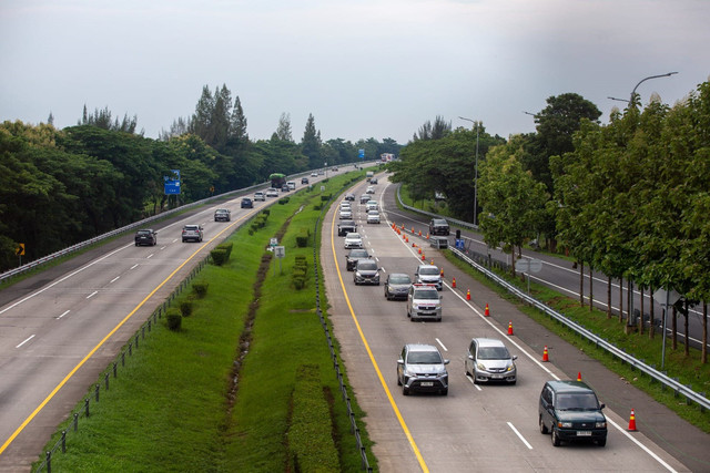 Arus lalu lintas di KM 166 Tol Cikopo-Palimanan (Cipali), Cirebon, Rabu (24/12/2025). Foto: kumparan