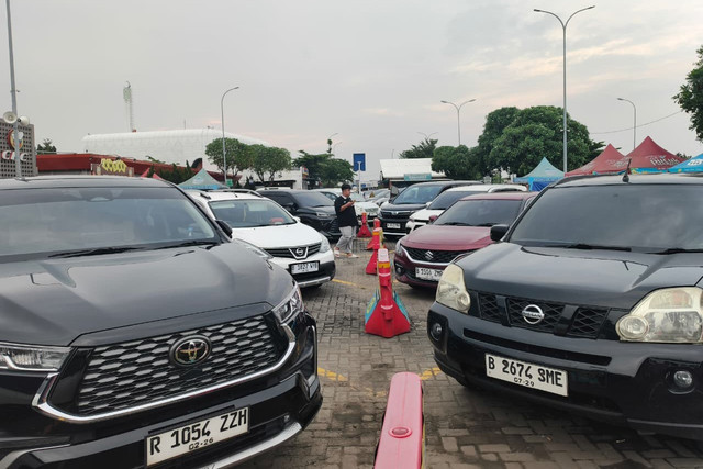 Parkiran terlihat padat di rest area KM 166 Tol Cikopo-Palimanan (Cipali), Cirebon, Rabu (24/12/2025). Foto: kumparan