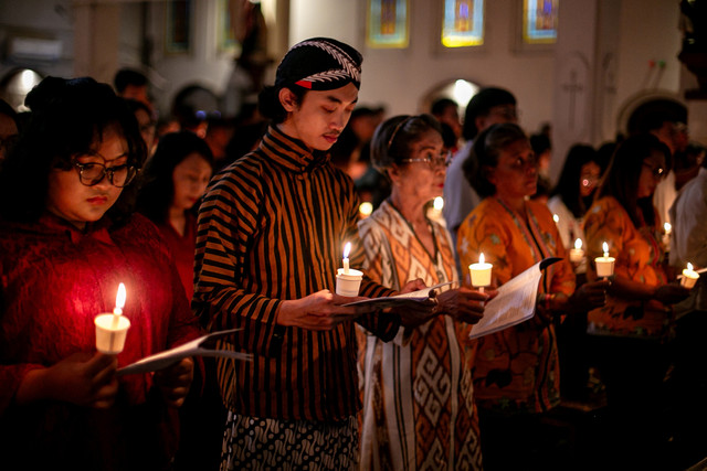 Umat Katolik menyalakan lilin saat ibadah Misa Natal di Gereja Katolik Santo Antonius Purbayan, Solo, Jawa Tengah, Rabu (24/12/2025). Foto: Mohammad Ayudha/ANTARA FOTO
