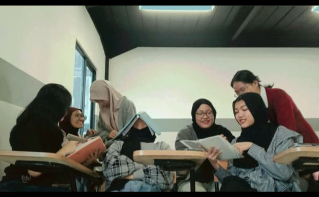 Belajar bersama teman-teman saat istirahat , 10/12/25, foto: bunga silviana