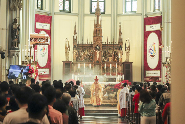 Kardinal Ignatius Suharyo memimpin Misa Potifikal di Gereja Katedral, Jakarta Pusat, Kamis (25/12/2025). Foto: Iqbal Firdaus/kumparan