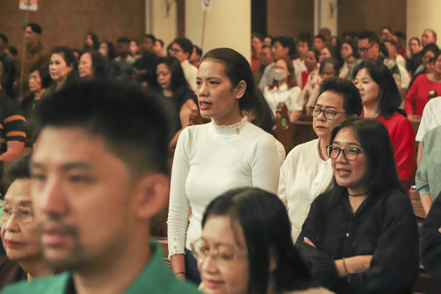 Jemaat Katolik melaksanakan Misa Potifikal di Gereja Katedral, Jakarta Pusat, Kamis (25/12/2025). Foto: Iqbal Firdaus/kumparan