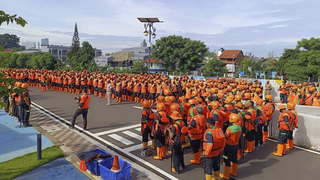 Dinas Lingkungan Hidup DKI Jakarta mengerahkan 1.050 personel kebersihan di ratusan gereja dan lokasi perayaan Natal di seluruh wilayah Jakarta. Foto: Dok. DLH DKI Jakarta 