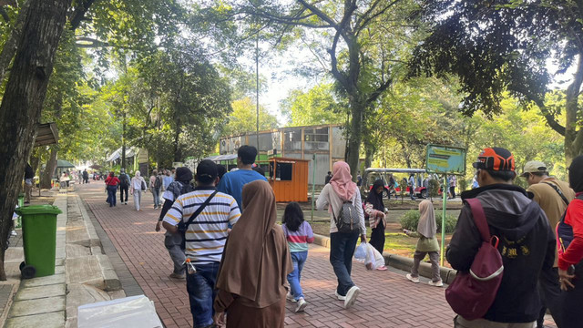 Suasana saat libur Natal di Taman Margasatwa Ragunan, Pasar Minggu, Jakarta Selatan, Kamis (25/12/2025). Foto: Nasywa Athifah/kumparan