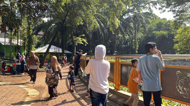 Suasana saat libur Natal di Taman Margasatwa Ragunan, Pasar Minggu, Jakarta Selatan, Kamis (25/12/2025). Foto: Nasywa Athifah/kumparan