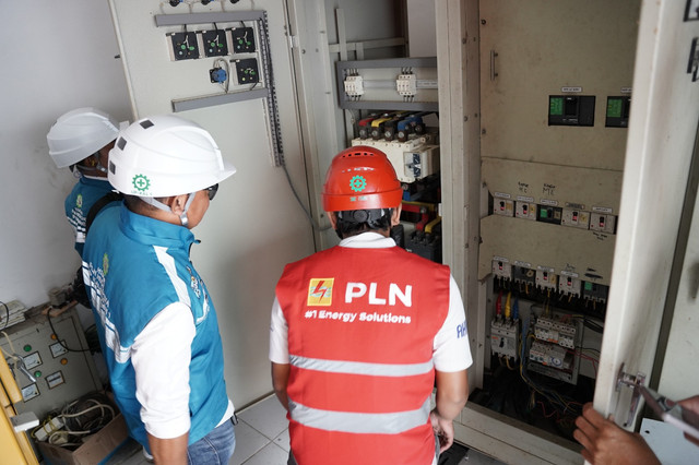 Petugas PLN melakukan pengecekan instalasi kelistrikan secara menyeluruh, memastikan keandalan dan keamanan pasokan listrik di Gereja Katedral Santo Yosef Pontianak selama rangkaian Perayaan Natal 2025. Foto: Dok. PLN UID Kalbar