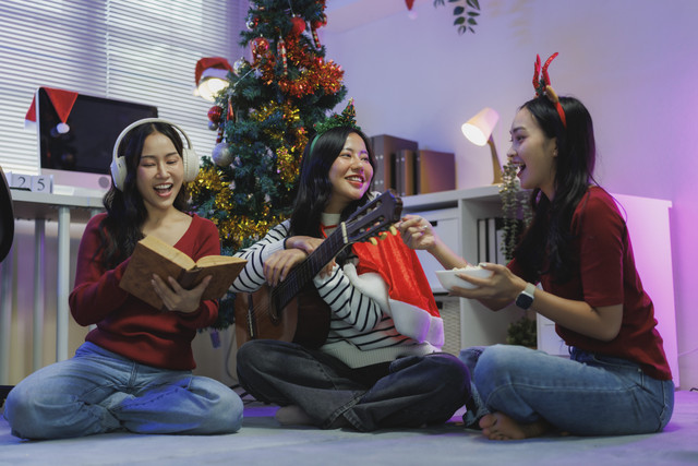 Ilustrasi berkumpul di Hari Natal. Foto: CrizzyStudio/Shutterstock