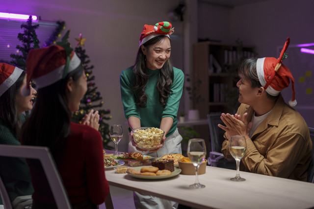 Ilustrasi berkumpul di Hari Natal. Foto: CrizzyStudio/Shutterstock