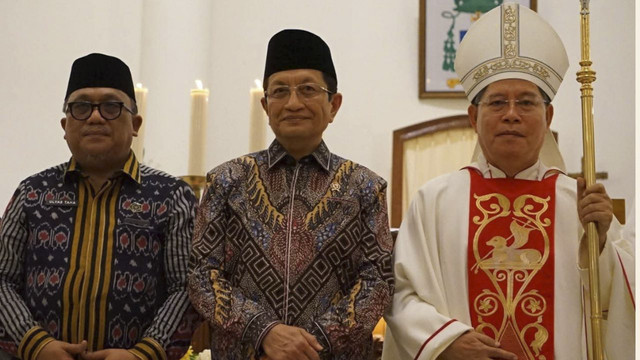 Menteri Agama RI Nasaruddin Umar menghadiri Perayaan Natal di Gereja Katedral Hati Tersuci Maria, Manado, Rabu (24/12/2025). Foto: Dok. Kemenag RI