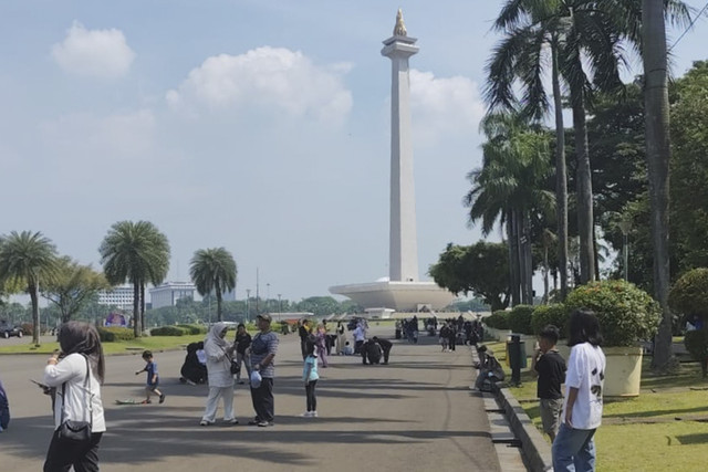 Suasana warga menikmati libur Nataru di kawasan Monas, Jakarta, Kamis (25/12/2025). Foto: Luthfi Humam/kumparan