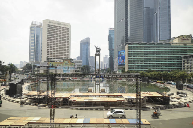 Sejumlah kendaraan melintas di kawasan Bundaran HI, Jakarta, Kamis (25/12/2025). Foto: Iqbal Firdaus/kumparan