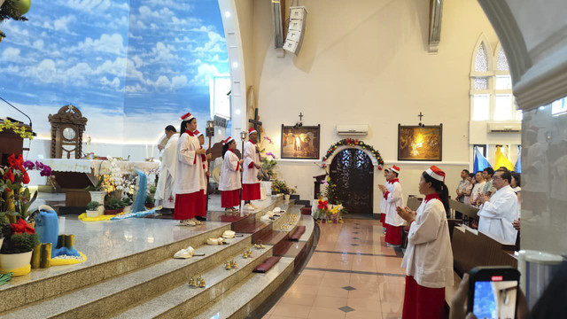 Perayaan Natal di Gereja Katedral Medan, Kamis (25/12/2025). Foto: Amar Marpaung/kumparan