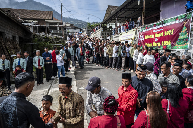 Sejumlah warga lintas agama bersilaturahmi dengan umat nasrani dalam perayaan Hari Raya Natal 2025 di Dusun Thekelan, Desa Batur, Getasan, Kabupaten Semarang, Jawa Tengah, Kamis (25/12/2025). Foto: Aprillio Akbar/ANTARA FOTO
