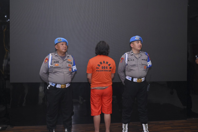 Penembak pedagang emas dihadirkan dalam rilis Polrestabes Bandung, Kamis (25/12/2025). Foto: Dok. Polrestabes Bandung
