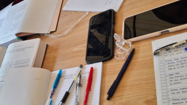 Mengerjakan tugas dengan sistem kebut semalam karena sebelumnya selalu ditunda. (Foto: Dokumentasi pribadi)