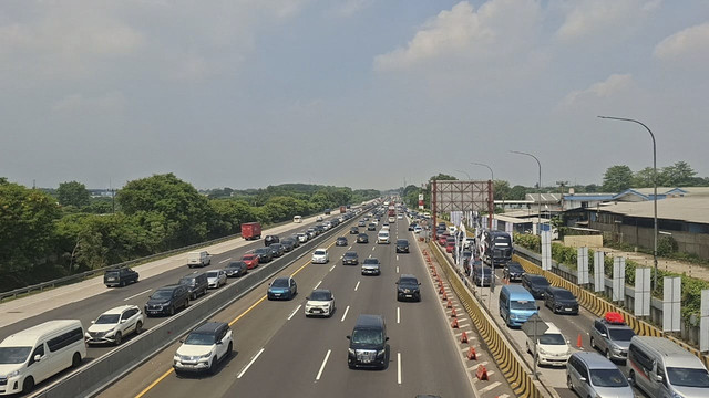 Polres Karawang, Jawa Barat memberlakukan rekayasa lalu lintas contraflow 1 lajur di ruas Jalan Tol Jakarta-Cikampek (Japek) arah Cikampek, mulai dari KM 47 hingga KM 65, Kamis (25/12/2025). Foto: Dok. kumparan