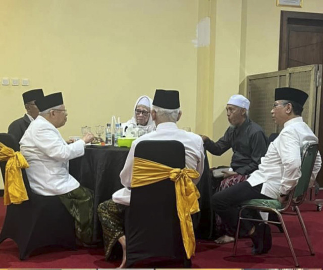 Rais Aam Pengurus Besar Nahdlatul Ulama (PBNU) KH Miftachul Akhyar bertemu ketum PBNU, KH Yahya Cholil Staquf saat menghadiri pertemuan kiai Nu di Pondok Pesantren Lirboyo, Kediri, Jawa Timur pada Kamis (25/12/2025). Foto: Dok. Istimewa