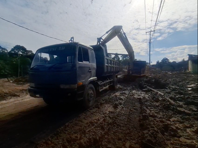 TNI dikerahkan untuk membuka akses jalan yang tertimbun tanah dan lumpur di Jorong Subang, Kecamatan Tiku, Kabupaten Agam, pada Rabu (24/12/2025). Foto: Dok. Istimewa