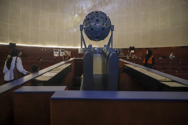 Pengunjung berwisata di Planetarium, Taman Ismail Marzuki, Cikini, Jakarta, Kamis (25/12/2025). Foto: Iqbal Firdaus/kumparan
