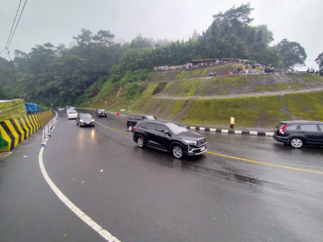 Arus kendaraan dari arah Cianjur menuju kawasan Puncak Bogor, Jawa Barat dilakukan sistem satu arah (Oneway) pada Kamis (25/12/2025). Foto: kumparan