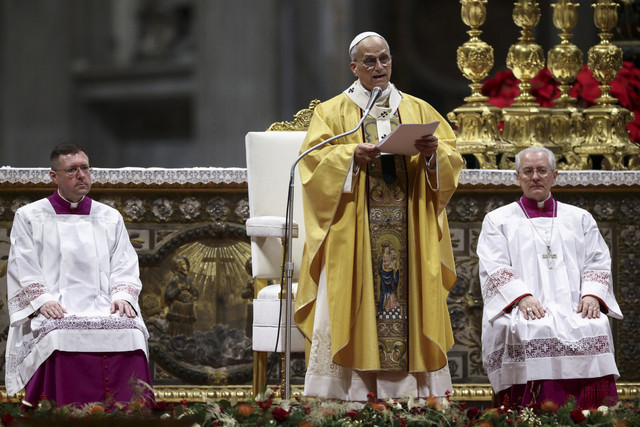Paus Leo XIV memimpin doa saat Misa Malam Natal di Basilika Santo Petrus, Vatikan, Rabu (24/12/2025). Foto: Guglielmo Mangiapane/Reuters