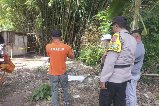 Polisi menunjukkan lokasi penemuan mayat bayi di Condongcatur, Depok, Kabupaten Sleman, Kamis (25/12/2025). Foto: Dok. Polresta Sleman