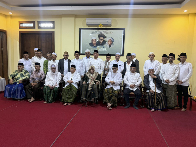 Rais Aam Pengurus Besar Nahdlatul Ulama (PBNU) KH Miftachul Akhyar bertemu ketum PBNU, KH Yahya Cholil Staquf saat menghadiri pertemuan kiai Nu di Pondok Pesantren Lirboyo, Kediri, Jawa Timur pada Kamis (25/12/2025). Foto: Dok. Istimewa