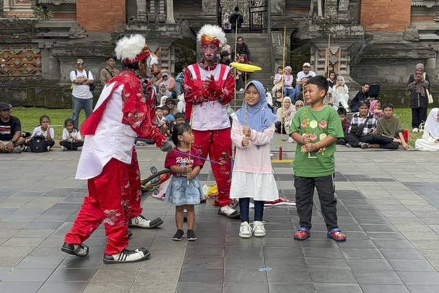 Aksi trio badut menghibur pengunjung saat libur Natal di TMII, Jakarta Timur, Kamis (25/12/2025). Foto: Abid Raihan/kumparan