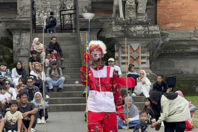 Aksi trio badut menghibur pengunjung saat libur Natal di TMII, Jakarta Timur, Kamis (25/12/2025). Foto: Abid Raihan/kumparan