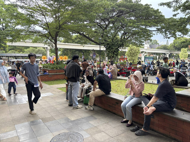 Suasana keramaian pengunjung saat libur Natal di Taman Mini Indonesia Indah, Jakarta Timur, Kamis (25/12/2025).  Foto: Abid Raihan/kumparan