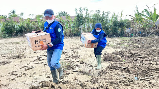 PNM Peduli menyalurkan bantuan langsung untuk korban bencana di Aceh Tamiang. Foto: Dok. PNM