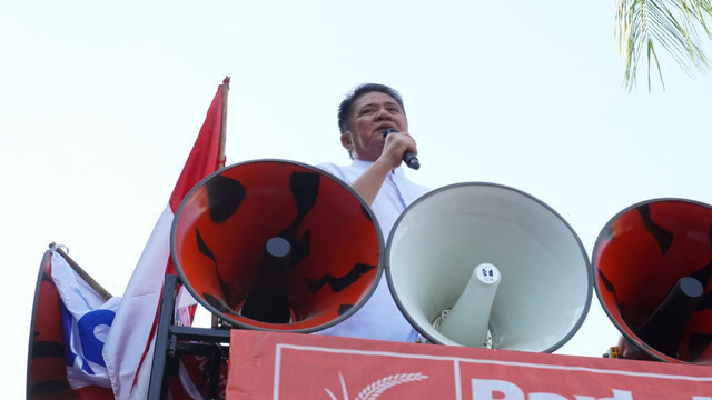 Gubernur Sumsel Herman Deru saat menemui para Buruh di halaman Kantor DPRD Sumsel. Foto : Anyelir Rahayu/Urban Id