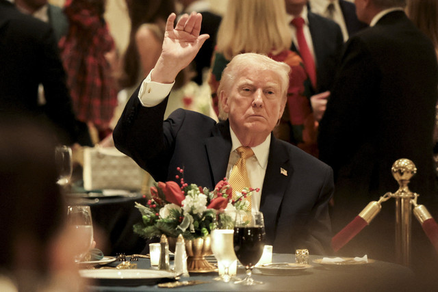 Presiden AS Donald Trump menghadiri makan malam Natal di ballroom klub Mar-a-Lago di Palm Beach, Florida, Amerika Serikat, Rabu (24/12/2025). Foto: Jessica Koscielniak/Reuters