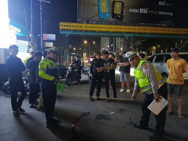 Polisi saat ola TKP kecelakaan lalu lintas di Palembang. Foto : Dok. Satlantas Polrestabes Palembang